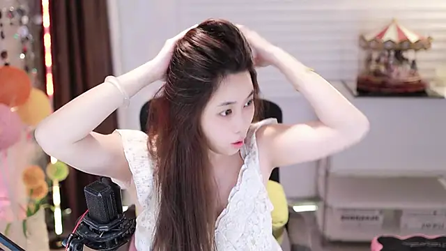 Snapshot of SleepArtist chatting on November 13, 2025, 6:40 pm SleepArtist online show from November 13, 2025, 6:40 pm