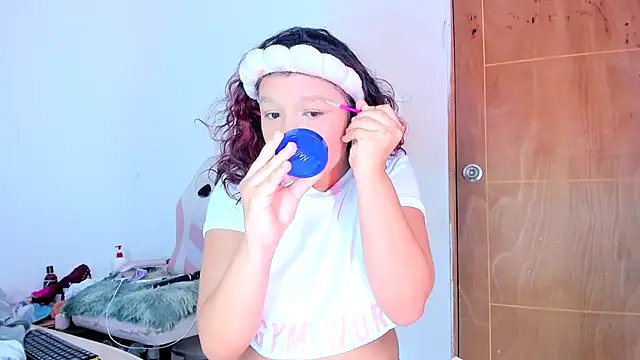 Emily Coper18 online show from May 1, 2026, 2:32 pm