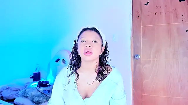 Snapshot of Emily_Coper18 chatting on May 17, 2026, 2:24 pm Emily Coper18 online show from May 17, 2026, 2:24 pm