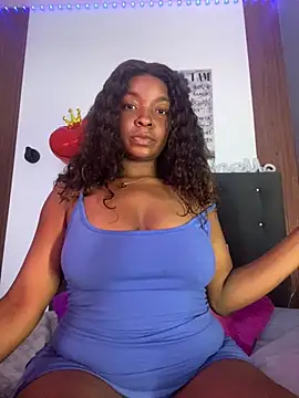 Snapshot of Reina_Love2 chatting on May 22, 2026, 7:19 pm Reina Love2 online show from May 22, 2026, 7:19 pm