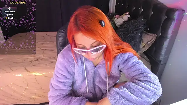Snapshot of Violetaarey chatting on April 21, 2026, 1:42 am Violetaarey online show from April 21, 2026, 1:42 am