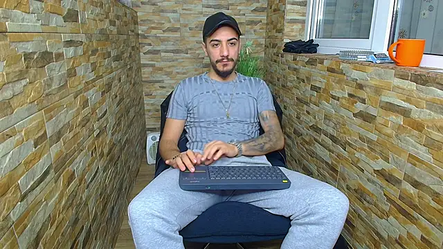 Snapshot of AndrewBanner chatting on January 14, 2025, 4:47 am AndrewBanner online show from January 14, 2025, 4:47 am
