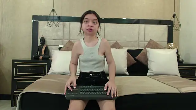 CharlotteMuller online show from January 15, 2025, 8:37 pm