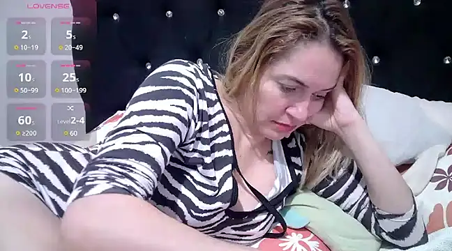 Snapshot of Izury_Blondee chatting on January 4, 2025, 3:50 am Izury Blondee online show from January 4, 2025, 3:50 am