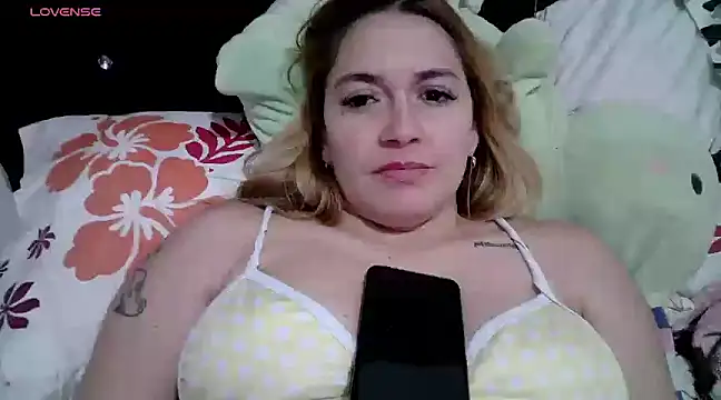 Snapshot of Izury_Blondee chatting on January 18, 2025, 3:20 am Izury Blondee online show from January 18, 2025, 3:20 am