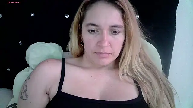 Snapshot of Izury_Blondee chatting on February 23, 2025, 10:53 pm Izury Blondee online show from February 23, 2025, 10:53 pm