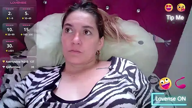 Snapshot of Izury_Blondee chatting on February 28, 2025, 11:25 am Izury Blondee online show from February 28, 2025, 11:25 am