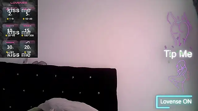 Snapshot of Izury_Blondee chatting on November 6, 2025, 7:04 pm Izury Blondee online show from November 6, 2025, 7:04 pm