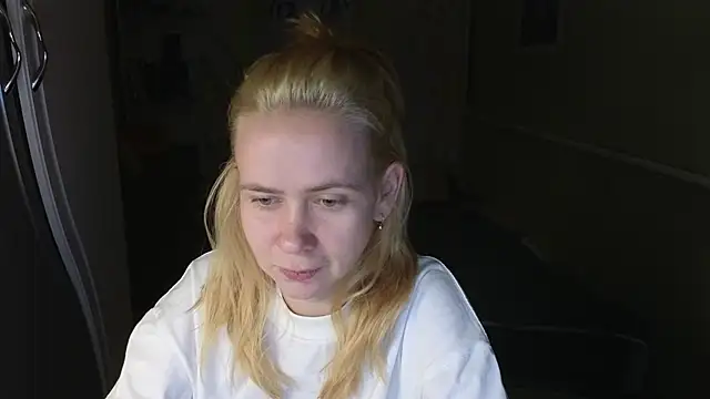 Snapshot of Riley_Roo chatting on January 7, 2026, 5:04 pm Riley Roo online show from January 7, 2026, 5:04 pm