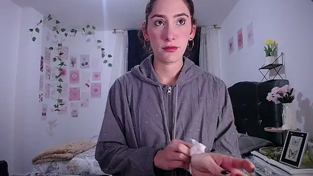IsaBaileys  online show from May 6, 2026, 2:51 am