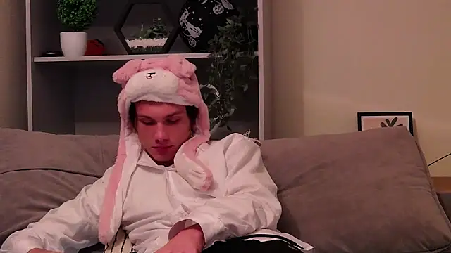 Snapshot of CalvinCay chatting on December 3, 2024, 9:34 pm CalvinCay online show from December 3, 2024, 9:34 pm