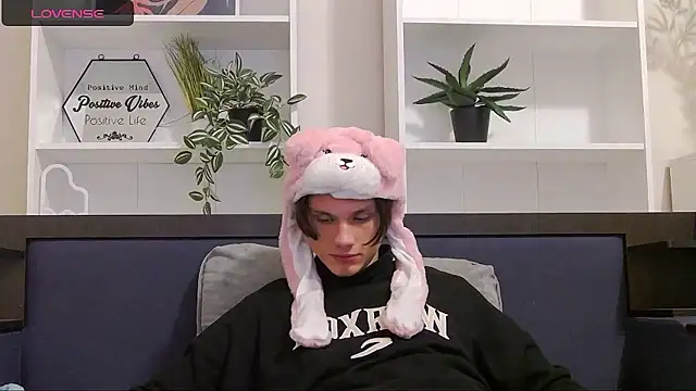 Snapshot of CalvinCay chatting on December 5, 2024, 8:00 pm CalvinCay online show from December 5, 2024, 8:00 pm