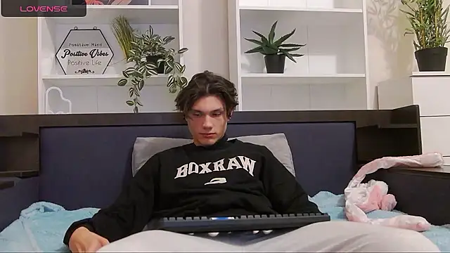 Snapshot of CalvinCay chatting on December 6, 2024, 8:29 pm CalvinCay online show from December 6, 2024, 8:29 pm