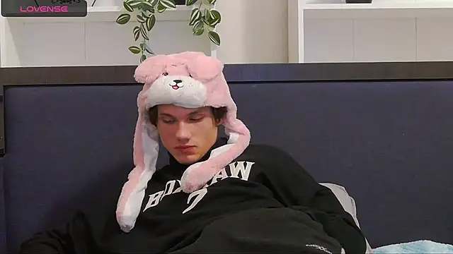 Snapshot of CalvinCay chatting on December 7, 2024, 8:05 pm CalvinCay online show from December 7, 2024, 8:05 pm