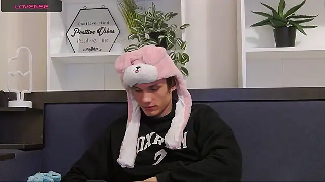 Snapshot of CalvinCay chatting on December 9, 2024, 8:01 pm CalvinCay online show from December 9, 2024, 8:01 pm