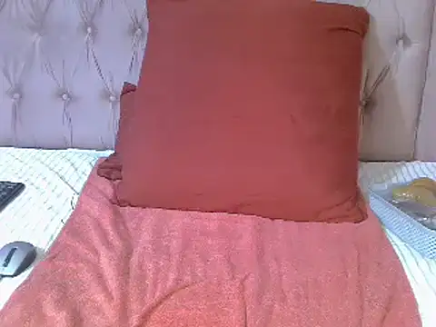 Snapshot of SweetMellowX1 chatting on March 11, 2025, 2:40 pm SweetMellowX1 online show from March 11, 2025, 2:40 pm