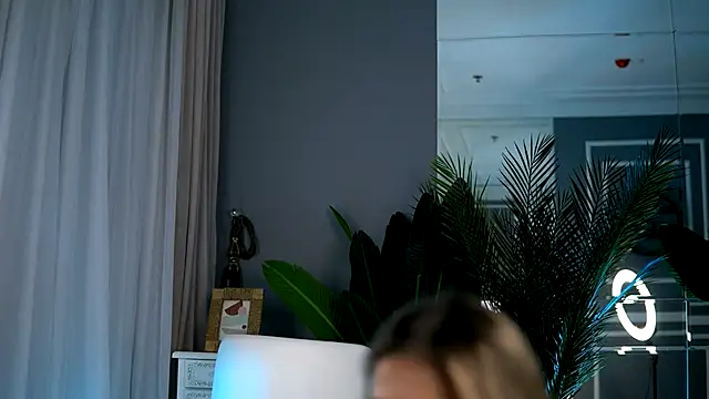 Snapshot of KellyMathews chatting on September 10, 2025, 2:11 am KellyMathews online show from September 10, 2025, 2:11 am