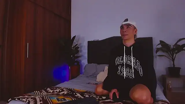 Snapshot of 2gays_1Str8 chatting on January 5, 2025, 1:35 am 2gays 1Str8 online show from January 5, 2025, 1:35 am