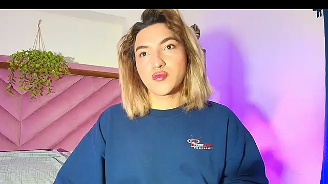 Snapshot of TomLondon_ chatting on October 22, 2025, 12:38 pm TomLondon online show from October 22, 2025, 12:38 pm