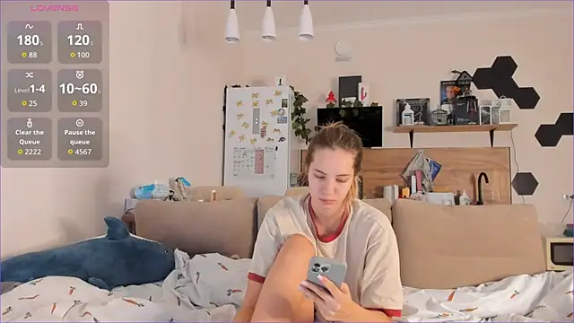 Girl alone home online show from September 26, 2025, 3:32 am