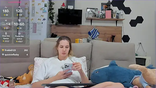 Girl alone home online show from November 30, 2025, 4:55 pm