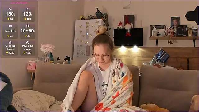 Girl alone home online show from January 15, 2026, 4:17 am