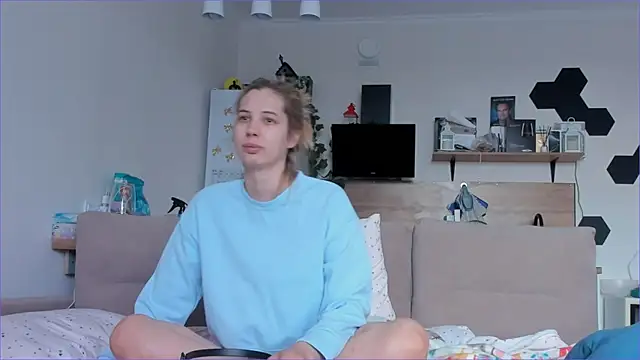 Girl alone home online show from May 14, 2026, 3:35 am