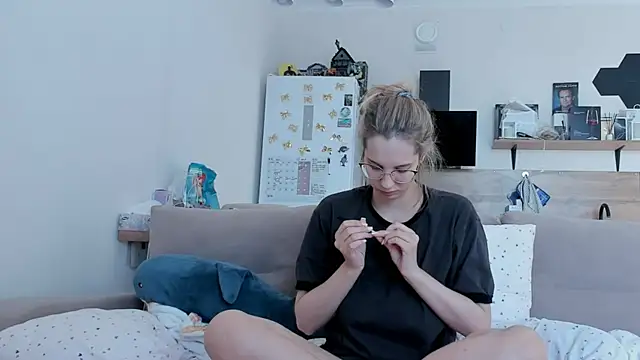 Girl alone home online show from May 18, 2026, 2:29 am