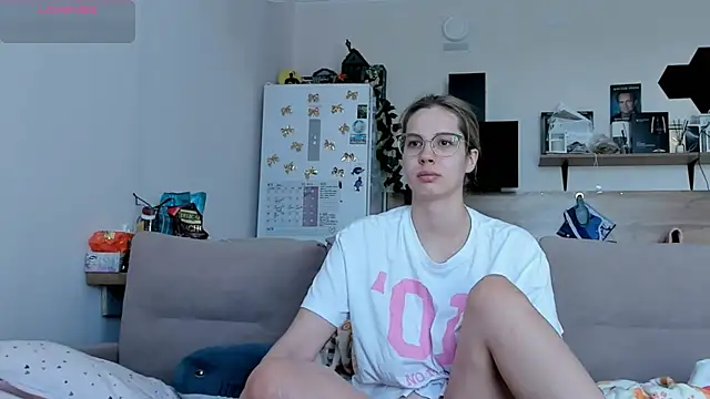 Girl alone home online show from May 22, 2026, 3:57 am