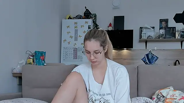 Girl alone home online show from May 30, 2026, 4:53 am
