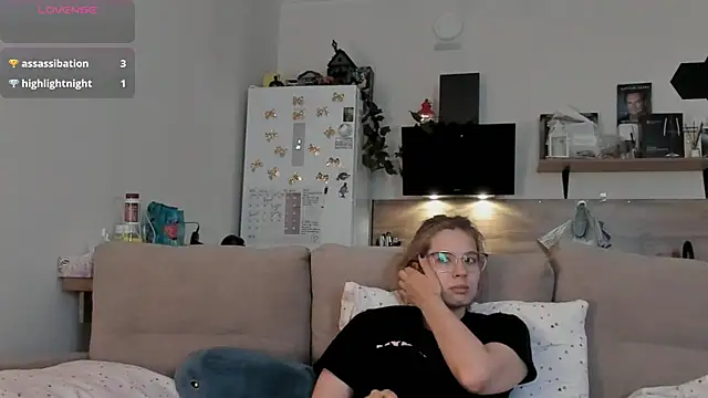 Girl alone home online show from June 5, 2026, 4:08 am