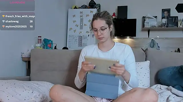 Girl alone home online show from June 5, 2026, 6:52 am
