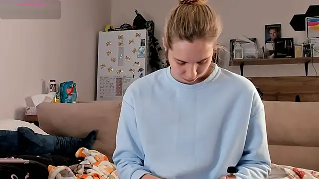 Girl alone home online show from June 11, 2026, 3:43 pm