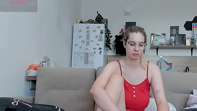 Snapshot of Girl_alone_home chatting on June 18, 2026, 3:40 am Girl alone home online show from June 18, 2026, 3:40 am