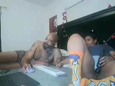 Snapshot of MrAndMrsCrook chatting on March 2, 2025, 4:39 am MrAndMrsCrook online show from March 2, 2025, 4:39 am