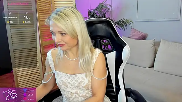 Snapshot of Gloria_Lovely chatting on December 5, 2024, 2:00 pm Gloria Lovely online show from December 5, 2024, 2:00 pm