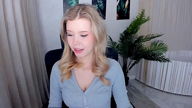 FollowLovee online show from April 22, 2026, 8:43 pm