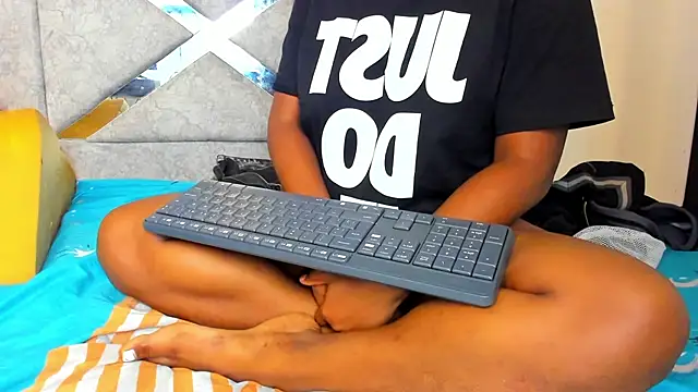 EvaxEmma online show from March 17, 2025, 6:21 pm