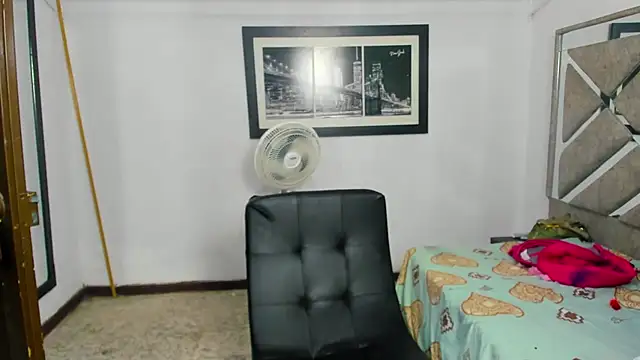 EvaxEmma online show from November 13, 2025, 12:59 pm