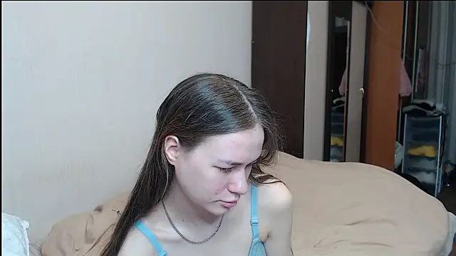 leila bambi  online show from March 21, 2025, 3:44 am