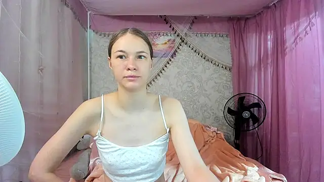 Snapshot of leila_bambi_ chatting on June 1, 2026, 1:57 pm leila bambi online show from June 1, 2026, 1:57 pm