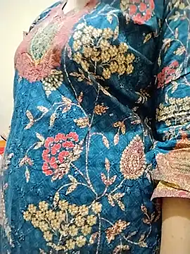 Snapshot of Ameera19 chatting on May 13, 2026, 4:37 pm Ameera19 online show from May 13, 2026, 4:37 pm