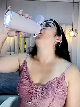 Snapshot of Karla_hernandez_ chatting on February 12, 2025, 2:10 pm Karla hernandez online show from February 12, 2025, 2:10 pm