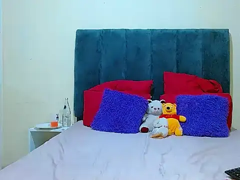 Snapshot of curvycloe1 chatting on October 18, 2025, 4:30 pm curvycloe1 online show from October 18, 2025, 4:30 pm