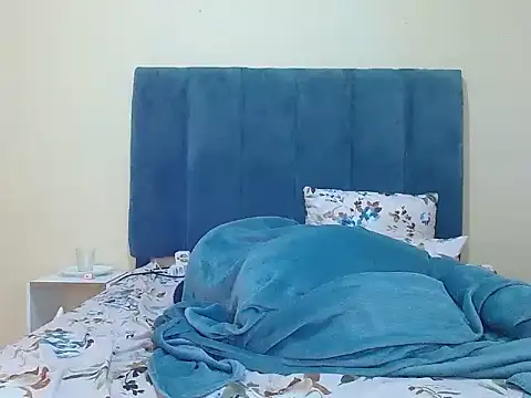 Snapshot of curvycloe1 chatting on May 22, 2026, 6:20 am curvycloe1 online show from May 22, 2026, 6:20 am