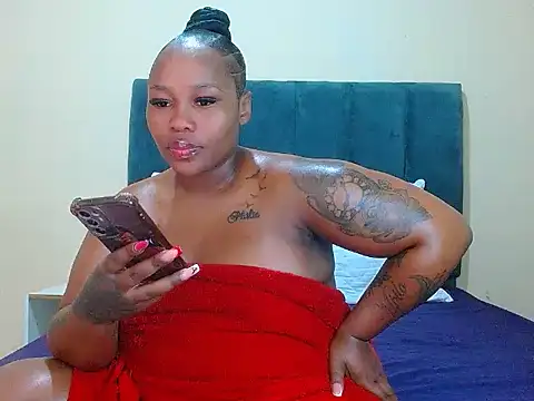 Snapshot of curvycloe1 chatting on June 3, 2026, 12:19 pm curvycloe1 online show from June 3, 2026, 12:19 pm