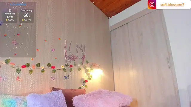Snapshot of Sofi_Blossom chatting on July 6, 2026, 8:22 pm Sofi Blossom online show from July 6, 2026, 8:22 pm
