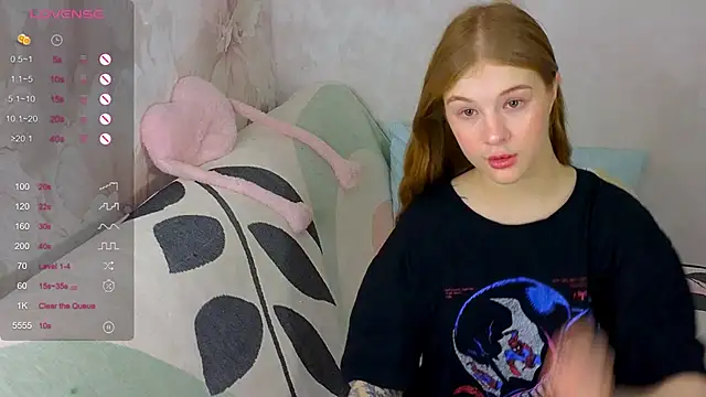 TrissMerigold9 online show from November 27, 2025, 8:33 pm