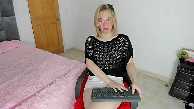 Snapshot of _Little_angel69 chatting on February 28, 2025, 1:47 pm Little angel69 online show from February 28, 2025, 1:47 pm