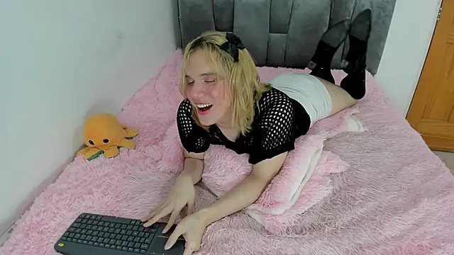 Snapshot of _Little_angel69 chatting on February 28, 2025, 4:53 pm Little angel69 online show from February 28, 2025, 4:53 pm